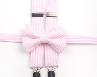 Pink Seersucker Bow Tie & Suspenders, pajarita de rayas rosas, pajarita rosa, tirantes rosas, tirantes rosas, boda rosa, traje de portador de anillo