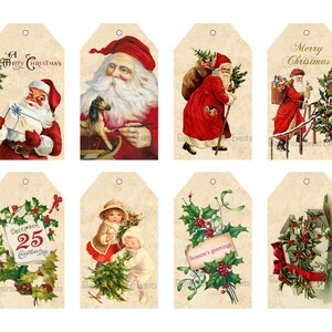 Op de afbeelding: Acht vintage kerstcadeau-labels met verschillende ontwerpen. De labels bevatten afbeeldingen van de kerstman, hulst en een kerstboom. De tekst op de labels omvat "A Merry Christmas", "Merry Christmas", "December 25 Christmas Day" en "Season's Greetings".