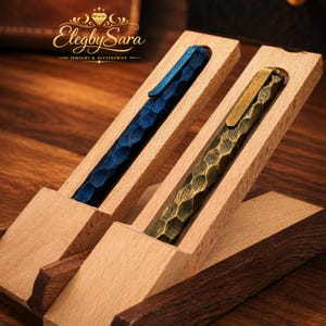 Penna in acciaio di Damasco con cappuccio martellato, finitura ossidata blu e oro, strumento di scrittura, astuccio in legno inciso, regalo ideale per laurea e per dirigenti.