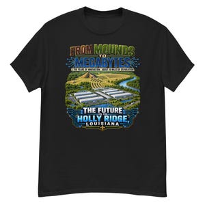 Könnte beinhalten: Ein schwarzes T-Shirt mit einem Grafikdruck mit dem Text FROM MOUNDS TO MEGABYTES, 3,700 YEARS OF INNOVATION, ABOUT 10 MILES OF SEPARATION, THE FUTURE IS IN HOLLY RIDGE, LOUISIANA, das eine Landschaft mit einem Grabhügel und Gebäuden zeigt.