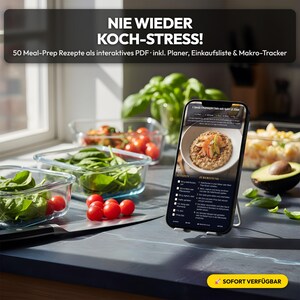 Könnte beinhalten: Ein Smartphone mit einem Meal-Prep-Rezept steht auf einer dunklen Arbeitsplatte neben Glasbehältern mit frischem Gemüse und Obst. Der Text auf dem Telefon lautet "Classic Overnight Oats with Split & Flax". Das Bild enthält auch den Text "NIE WIEDER KOCH-STRESS!"