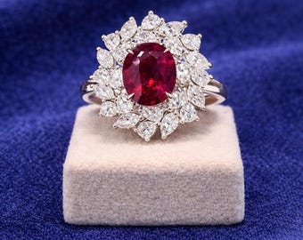 Anillo de aniversario con rubí natural de talla ovalada de 5,00 quilates y diamantes en oro blanco de 18 quilates.