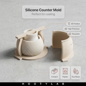 Puede incluir: Una taza de cerámica blanca con un asa negra y el texto "But First, Coffee" en negrita negra. La taza se encuentra sobre un fondo borroso, sugiriendo un ambiente acogedor.