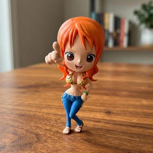 Puede incluir: Una taza de cerámica blanca con un asa negra y el texto "But First, Coffee" en negro, con una fuente de estilo manuscrito. La taza está sobre una superficie blanca.