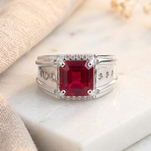 Herrring i rubin 925 sterlingsilver, smaragdslipad röd rubin i statement-stil, bred signetring, present till födelsesten i juli