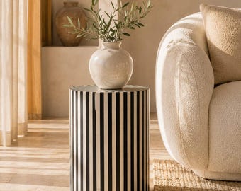 Tavolino laterale intarsiato in osso bianco e nero, realizzato a mano / Tavolino d'appoggio moderno a righe / Tavolino di lusso per soggiorno