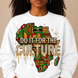 Op de afbeelding: Witte sweatshirt met een kaart van Afrika in kleurrijke patronen. De tekst "DO IT FOR THE CULTURE" is goudkleurig met juweelachtige druppels. Het ontwerp bevat ster- en diamantaccenten.