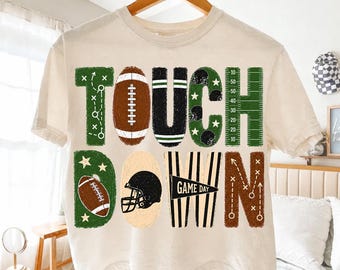 Peut inclure: Un t-shirt à manches courtes de couleur crème avec le mot TOUCHDOWN écrit en grandes lettres stylisées. Le motif intègre des graphismes sur le thème du football américain, dont un ballon marron, un casque noir et des schémas de jeu.