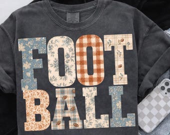 Peut inclure: Un t-shirt à col rond gris anthracite avec le mot FOOTBALL imprimé en grandes lettres majuscules. Chaque lettre présente un motif différent, incluant des fleurs bleues, des carreaux orange, du tartan beige et des fleurs beiges.