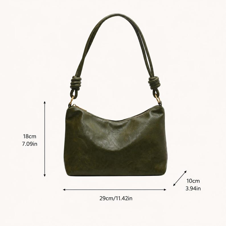 Pu&ograve; includere: Borsa a tracolla verde oliva con dettaglio a nodo sul cinturino. La borsa misura 29 cm di lunghezza, 18 cm di altezza e 10 cm di larghezza. Presenta una chiusura con cerniera e un design semplice ed elegante.
