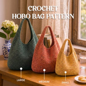 Puede incluir: Tres bolsos hobo de ganchillo en verde, naranja y amarillo, etiquetados como "Large", "Medium" y "Small". Las bolsas se muestran sobre una mesa de madera con el texto "CROCHET HOBO BAG PATTERN."