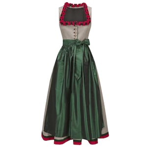 Op de afbeelding: Een traditionele dirndljurk met een groene rok en een beige lijfje. Het lijfje is versierd met rode bloemenrand en kleine knopen. De jurk heeft een groene strik in de taille en rode rand aan de zoom.