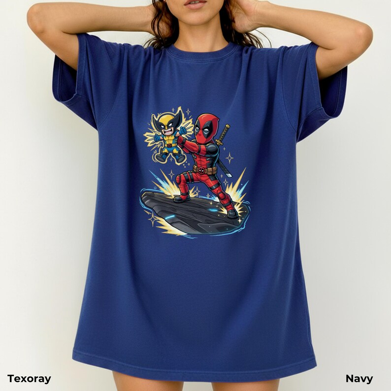 Puede incluir: Camiseta azul marino con una ilustraci&oacute;n de dibujos animados de Deadpool y Wolverine. Deadpool lleva un traje rojo y negro, sosteniendo una espada, mientras que Wolverine lleva un traje amarillo y azul. La camiseta tiene el texto "Texoray" en la parte inferior.