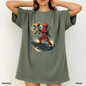 Puede incluir: Una taza de cer&aacute;mica blanca con un asa negra y el texto "But First, Coffee" en negro, con una fuente de estilo manuscrito. La taza est&aacute; sobre una superficie blanca.