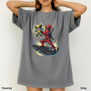 Puede incluir: Una taza de cer&aacute;mica blanca con un asa negra y el texto "But First, Coffee" en negro, con una fuente de estilo manuscrito. La taza est&aacute; sobre una superficie blanca.