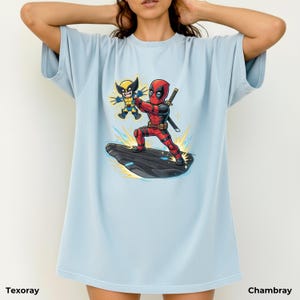 Puede incluir: Una taza de cer&aacute;mica blanca con asa negra y el texto "But First, Coffee" en negrita negra. La taza se encuentra sobre un fondo borroso, sugiriendo un ambiente acogedor.