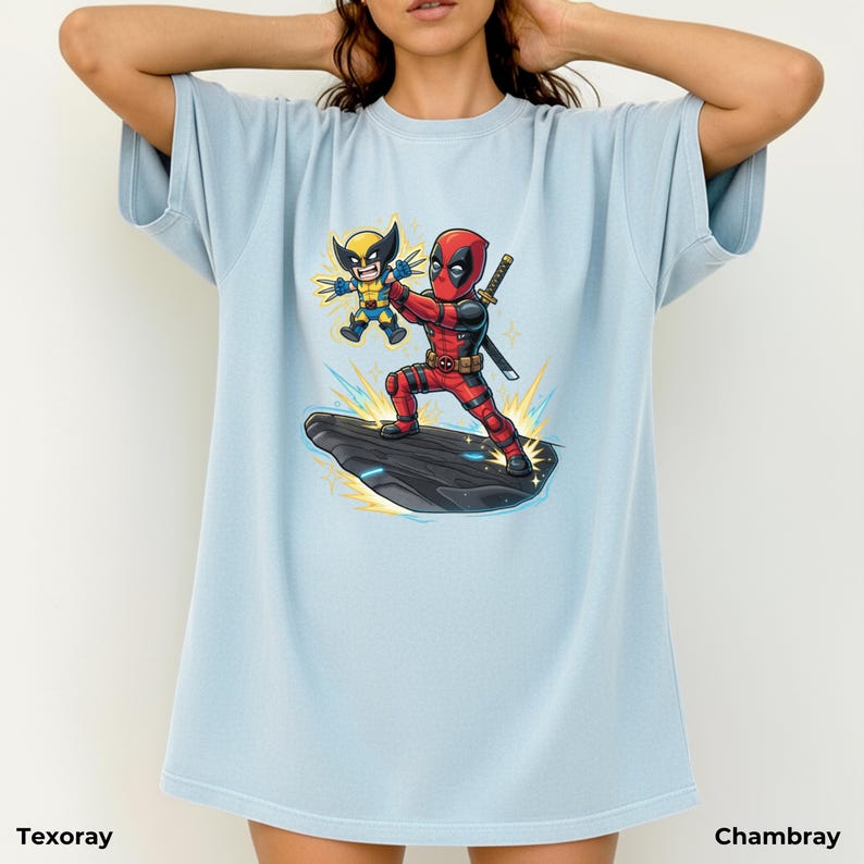 Puede incluir: Una taza de cer&aacute;mica blanca con asa negra y el texto "But First, Coffee" en negrita negra. La taza se encuentra sobre un fondo borroso, sugiriendo un ambiente acogedor.