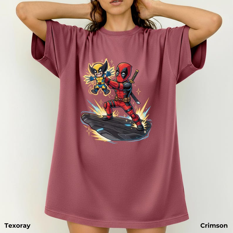 Puede incluir: Camiseta color carmes&iacute; con una ilustraci&oacute;n de dibujos animados de Deadpool y Wolverine. El gr&aacute;fico muestra a Deadpool con un traje rojo y negro con una espada, y a Wolverine con un disfraz amarillo y azul. La camiseta tiene el texto "Texoray" en la parte inferior.