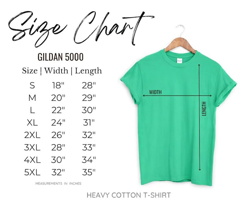 Op de afbeelding: Maattabel voor een Gildan 5000 heavy cotton t-shirt. De tabel toont de afmetingen in inches voor maten S tot 5XL. Een groen t-shirt hangt aan een houten hanger, met breedte- en lengte-indicatoren.