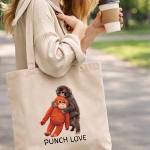 Sacola de lona com estampa de macaco abraçando outro macaco | Ilustração animal "Amor de Soco"