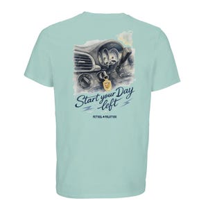 Könnte beinhalten: Hellblaues T-Shirt mit einer Aquarellillustration eines Armaturenbretts und eines Schlüssels. Der Text "Start your Day left" steht darunter, darunter der Markenname "PETROL PALATINA".