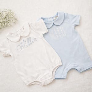 Pelele personalizado para bebé niño / Conjunto con nombre bordado / Ropa de bebé niño con monograma / Body clásico con cuello Peter Pan / Regalo para bebé niño