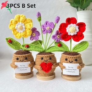 Handgemachte gehäkelte Rose / Vergissmeinnicht / Violette Topfpflanze, Muttertagsgeschenk, personalisierte benutzerdefinierte Nachricht, Höhe 13 cm, mit Marienkäfer