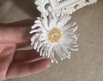 Handmade Crochet Daisy Brooch – Flower Pin for Straw Hat or Bag – Cottagecore Floral Accessory