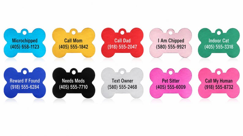 Puede incluir: Un conjunto de diez placas de identificaci&oacute;n para mascotas con forma de hueso en varios colores, incluyendo azul, amarillo, rojo, rosa, verde, negro, blanco y magenta. Cada placa tiene un peque&ntilde;o orificio para colgar y texto negro.