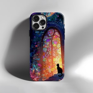 Pode incluir: Capa de telemóvel com um design de vitral e uma silhueta de gato preto. A obra de arte apresenta cores vibrantes, incluindo laranja, amarelo, rosa e roxo, sobre um fundo azul escuro. A capa tem um acabamento brilhante e um recorte para a câmara.