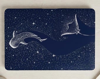 Starry Ocean Whale Shark Manta Ray MacBook Air Hülle Pro 13 14 16 15.3 13.6 Hartschalen-Laptop-Abdeckung, Cosmic Marine Life PC Hülle.