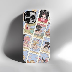 Może przedstawiać: Etui na telefon z kolorowym wzorem kart tarota z postaciami z kresk&oacute;wek. Etui ma jasnoniebieską obw&oacute;dkę i błyszczące wykończenie. Karty tarota zawierają ilustracje.