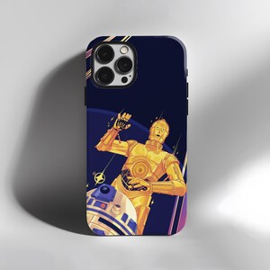 Op de afbeelding: Een telefoonhoesje met een ontwerp met gouden C-3PO en blauw-witte R2-D2 tegen een donkerblauwe achtergrond. De hoes heeft een glanzende afwerking en een zwarte rand. Het ontwerp heeft een ruimtethema.