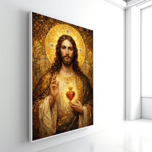 Op de afbeelding: Een religieus portret van Jezus Christus in een lijst. Het kunstwerk toont een gouden halo, een rood hart en gedetailleerde kleding. De afbeelding staat tegen een goud-bruine achtergrond, met een witte lijst.