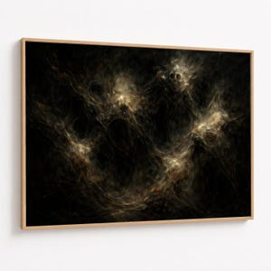 Könnte beinhalten: Abstrakter Kunstdruck in einem Holzrahmen. Das Kunstwerk zeigt einen dunklen Hintergrund mit wirbelnden, wolkenartigen Formationen in Gold- und Brauntönen. Der Gesamteffekt ist ätherisch und atmosphärisch.