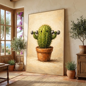 Könnte beinhalten: Gerahmter Kunstdruck zeigt einen lächelnden Kaktus, der Hanteln hebt. Der grüne Kaktus mit gelben Stacheln steht in einem Terrakotta-Topf. Der Hintergrund ist ein neutrales Beige, und das Kunstwerk wird in einem Raum mit Pflanzen und Meerblick ausgestellt.