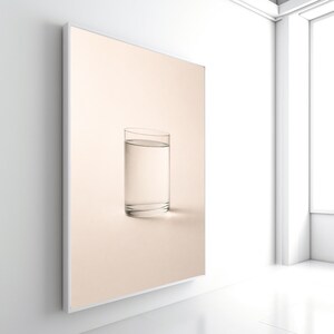 Minimalistisk canvas med klart vattenglas, enkel väggkonst med vardagsföremål, modern heminredning, neutralt tonad stillebencanvas, redo att hängas
