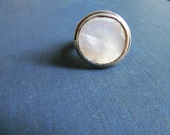 Vintage mother of pearl ring, sterling silver ring, Ring size 7.75