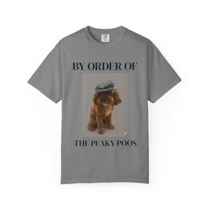 Puede incluir: Camiseta gris con el texto "BY ORDER OF" sobre una foto de un perro marrón con gorra gris. Debajo de la foto está el texto "THE PEAKY POOS".