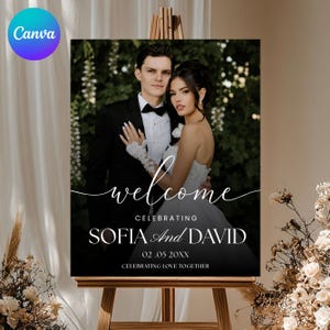Może przedstawiać: Witamy znak weselny z parą w formalnym stroju. Znak głosi "welcome" w eleganckim skrypcie, z imionami "SOFIA And DAVID" i datą "02 .05 20XX". Znak jest wyświetlany na drewnianym sztaludze.