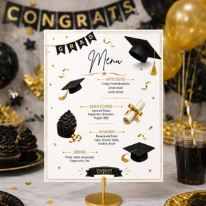 Puede incluir: Un menú de fiesta de graduación en un soporte dorado. El menú presenta aperitivos, platos principales, postres y bebidas. Está decorado con birretes, cintas doradas y la palabra "Congrats" en el fondo.