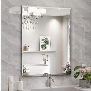 Peut inclure: Un miroir de salle de bain rectangulaire sans cadre avec un bord poli. Le miroir reflète un lavabo blanc, une impression botanique encadrée et un lustre. Le fond présente des murs gris à motifs de marbre et une fenêtre.