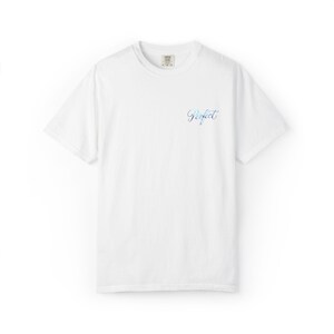 Camiseta Ocean Wave Script | Camiseta branca, estampa pequena no peito, estilo surf