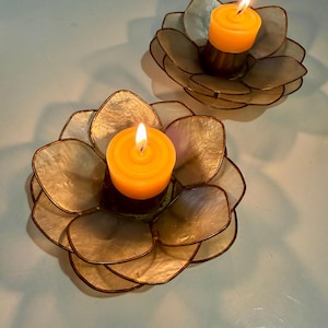 Dúo de candelabros vintage con forma de flor de loto en nácar de capiz y latón - Estilo bohemio y zen. Hollywood Regency.