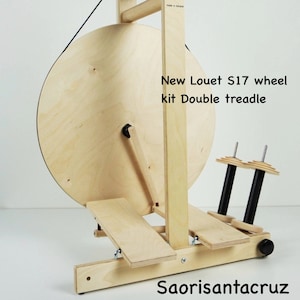 Puede incluir: Un kit de rueda de hilar Lou&euml;t S17 con doble pedal. La rueda es de madera y tiene una gran rueda redonda de madera. El pedal es de metal negro. El kit est&aacute; etiquetado como "New Lou&euml;t S17 wheel kit Double treadle".