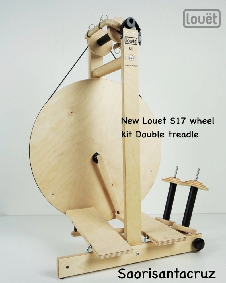 Puede incluir: Un kit de rueda de hilar Lou&euml;t S17 con doble pedal. La rueda es de madera y tiene una gran rueda redonda de madera. El pedal es de metal negro. El kit est&aacute; etiquetado como "New Lou&euml;t S17 wheel kit Double treadle".