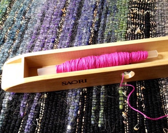 Weaving Saori boat no rod  style shuttle thumb controls the bobbin speed : Saorisantacruz