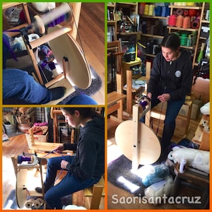 Puede incluir: Tres personas est&aacute;n usando ruecas para hilar lana. Las ruecas est&aacute;n hechas de madera y tienen una rueda grande que gira para crear lana. Las personas est&aacute;n usando diferentes colores de lana. Las ruecas est&aacute;n en un suelo de madera. La imagen est&aacute; titulada "Saorisantacruz".