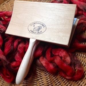 Clemes  and Clemes a pair of curved back wool hand carders full size in stock :Saorisantacruz