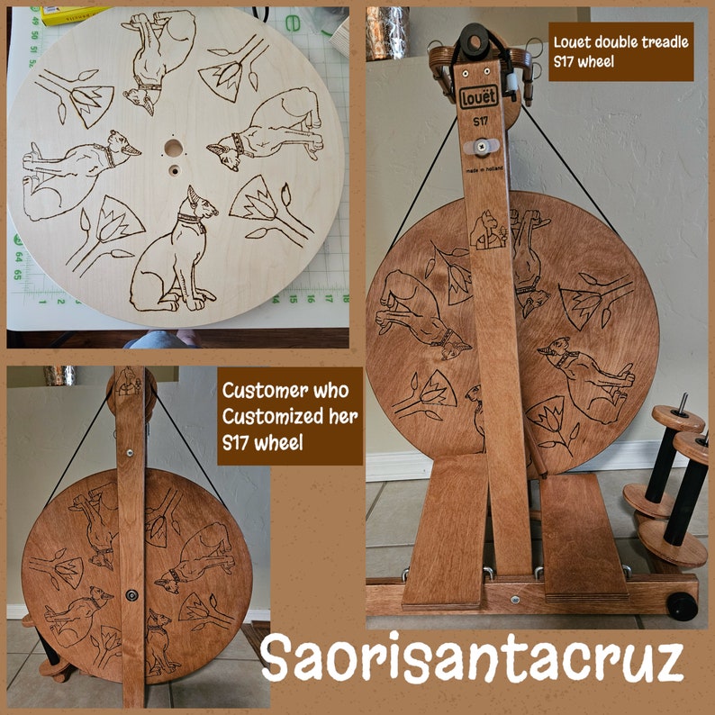 Puede incluir: Un torno de hilar Louet S17 de doble pedal con una rueda de madera personalizada que presenta un patr&oacute;n repetitivo de gatos y flores. La rueda est&aacute; hecha de madera natural con un acabado marr&oacute;n c&aacute;lido. El texto "Louet S17" es visible en el lateral de la rueda.